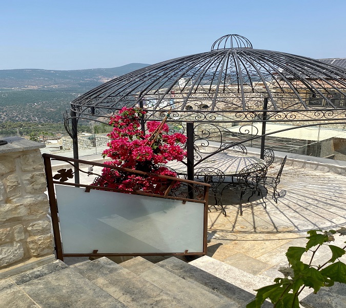 מרפסת לאירועים בצפת העתיקה מול הרי הגליל